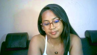 Yummy_sitraka live cam on Cam4