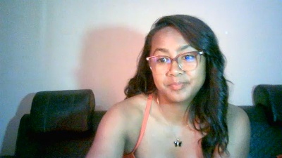 Yummy_sitraka live cam on Cam4