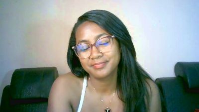 Yummy_sitraka live cam on Cam4
