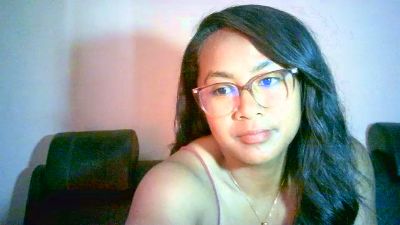 Yummy_sitraka live cam on Cam4