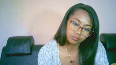 Yummy_sitraka live cam on Cam4