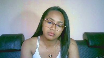 Yummy_sitraka live cam on Cam4