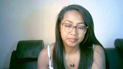 Yummy_sitraka live cam on Cam4