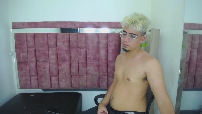 ZeusTrys live cam on Cam4
