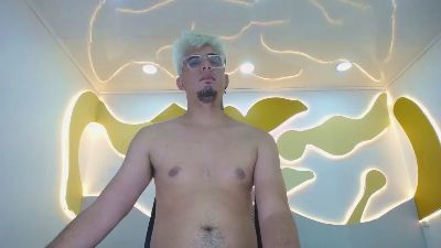 ZeusTrys live cam on Cam4