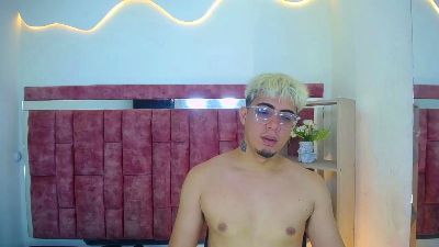ZeusTrys live cam on Cam4