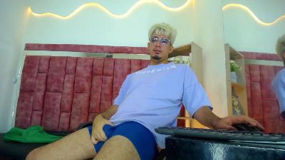 ZeusTrys live cam on Cam4