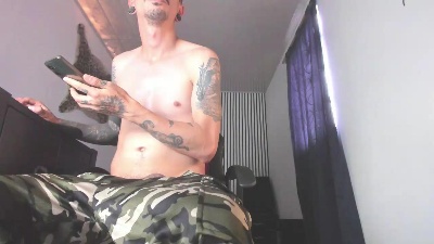 aaronbigdickxxx live cam on Cam4