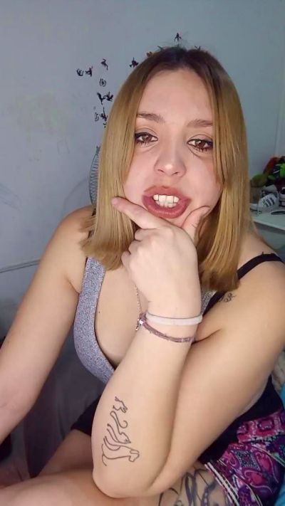 abyfoxy1 live cam on Cam4