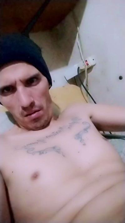 adrian19921 live cam on Cam4