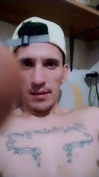 adrian19921 live cam on Cam4
