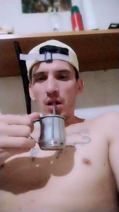 adrian19921 live cam on Cam4
