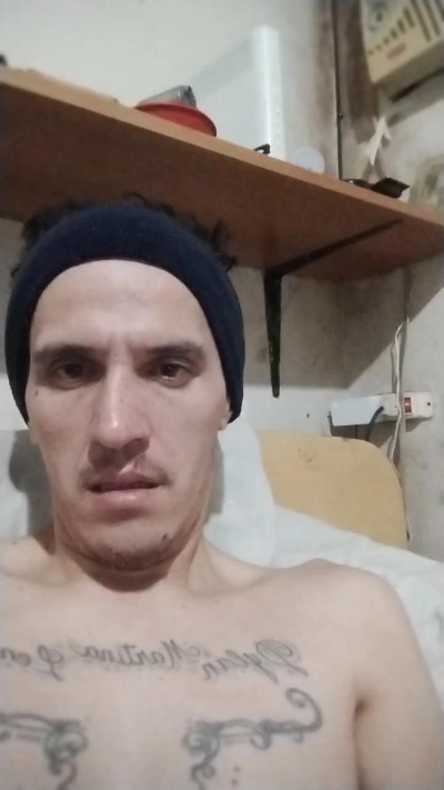 adrian19921 live cam on Cam4