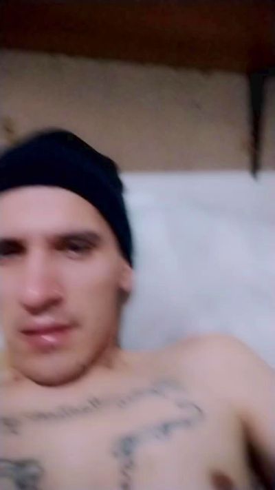 adrian19921 live cam on Cam4