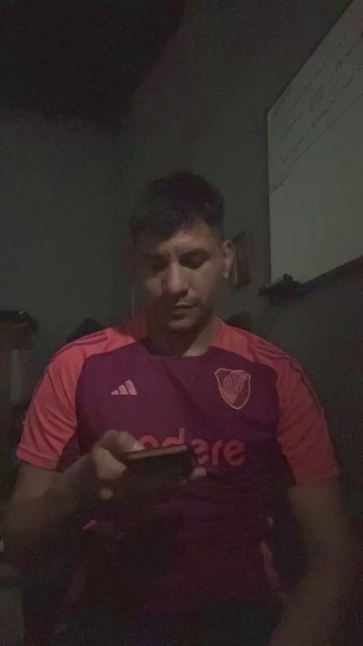 agus2220 live cam on Cam4