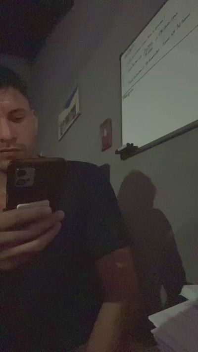agus2220 live cam on Cam4