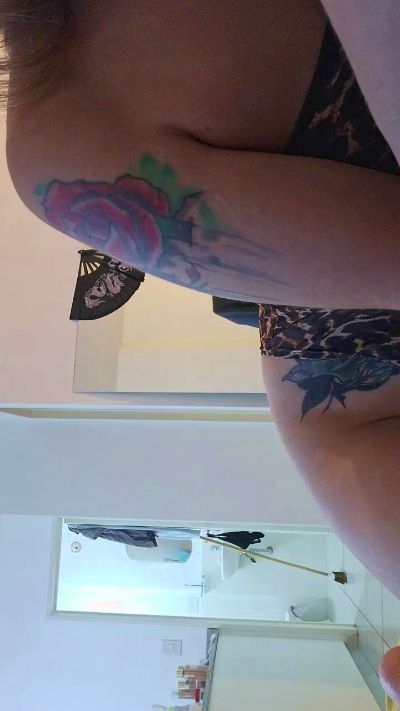 agusttinak3 live cam on Cam4