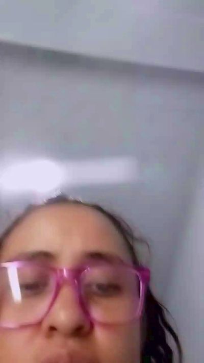 aisha_koswell33 live cam on Cam4