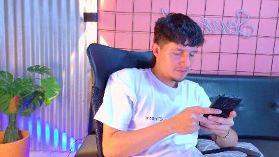 alejo_largo live cam on Cam4
