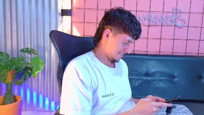 alejo_largo live cam on Cam4