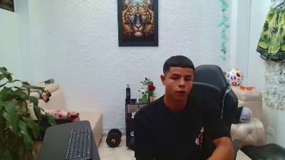 alexander_cr1 live cam on Cam4