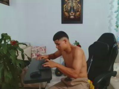 alexander_cr1 live cam on Cam4