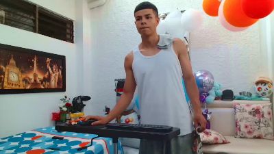 alexander_cr1 live cam on Cam4