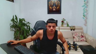 alexander_cr1 live cam on Cam4