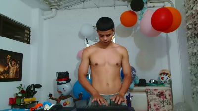 alexander_cr1 live cam on Cam4