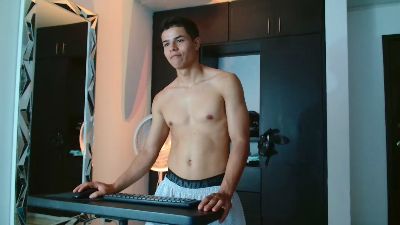 alexander_cr1 live cam on Cam4