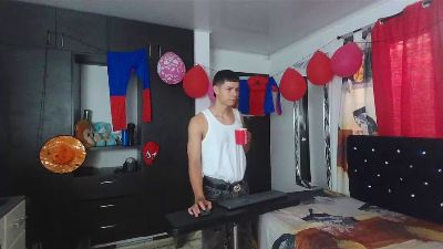 alexander_cr1 live cam on Cam4