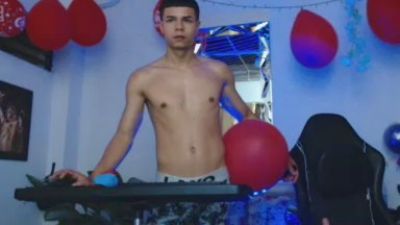 alexander_cr1 live cam on Cam4