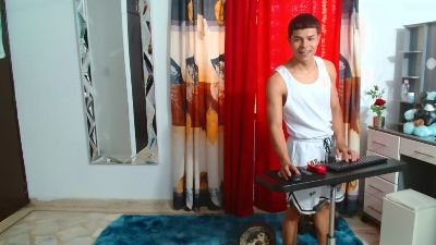 alexander_cr1 live cam on Cam4