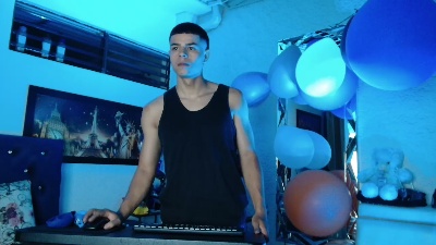 alexander_cr1 live cam on Cam4