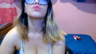 ameliejol1 live cam on Cam4