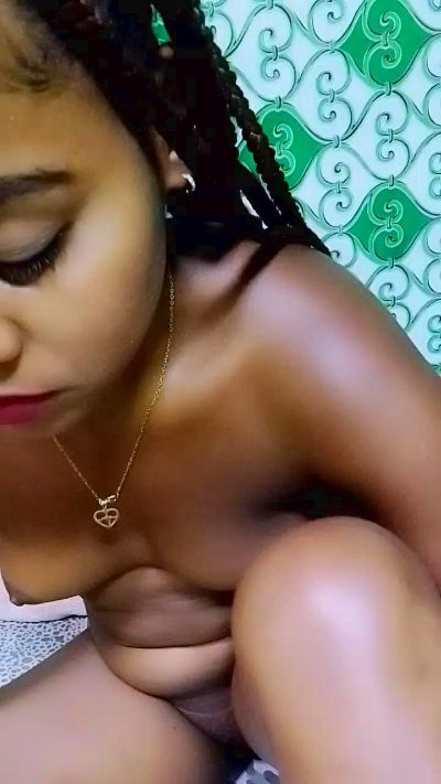 ameline1 live cam on Cam4