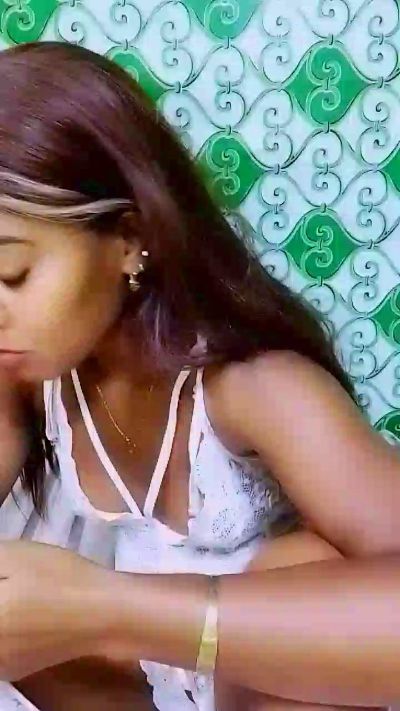 ameline1 live cam on Cam4