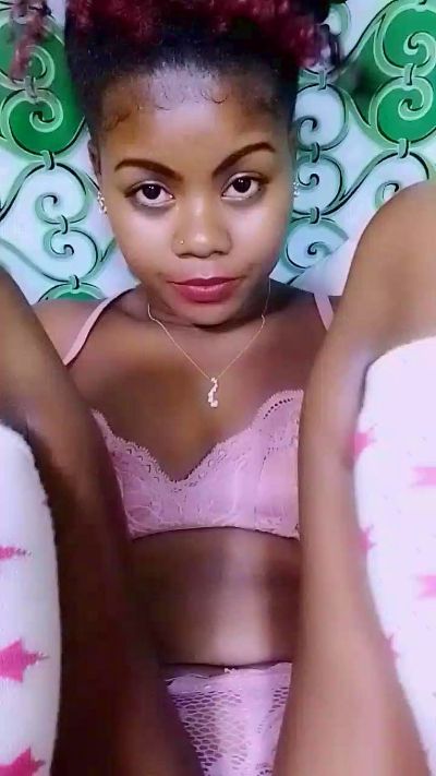 ameline1 live cam on Cam4