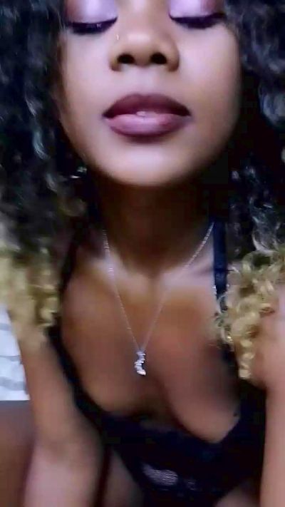 ameline1 live cam on Cam4