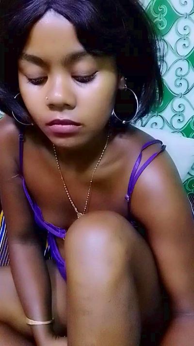 ameline1 live cam on Cam4