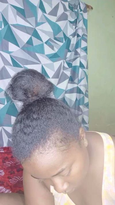 aminah8 live female webcam from Madagascar