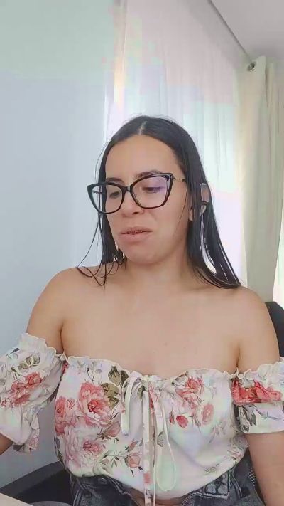ammy_gomez27 live cam on Cam4