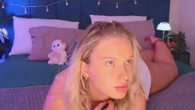 angelic_coy live cam on Cam4