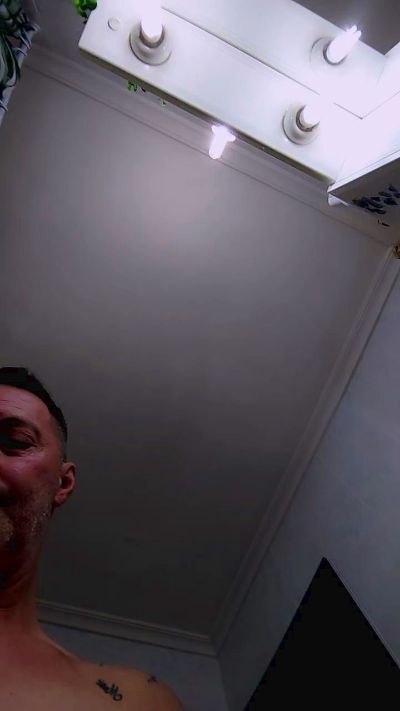 aqelare53 live cam on Cam4