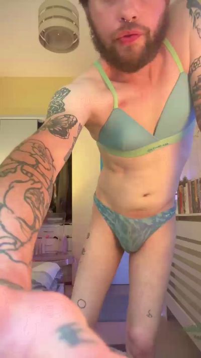 ash1990cov live cam on Cam4