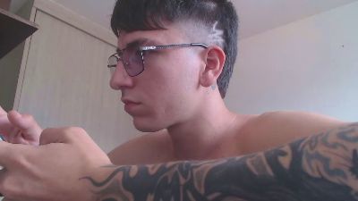 axel_serra live cam on Cam4