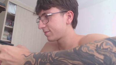 axel_serra live cam on Cam4