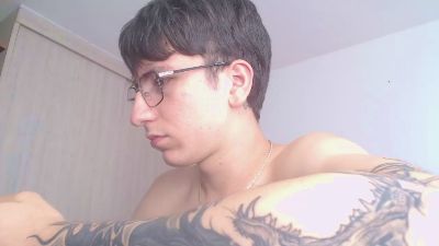 axel_serra live cam on Cam4