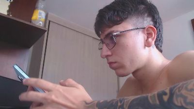 axel_serra live cam on Cam4