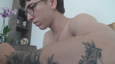 axel_serra live cam on Cam4